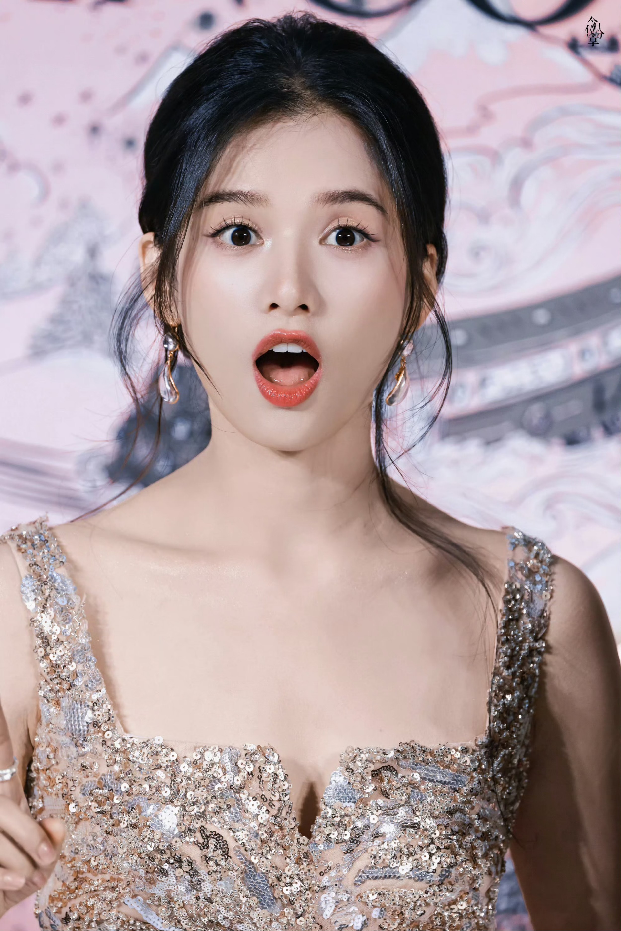 张婧仪 兰蔻生图 银色亮片吊带连衣长裙 272p