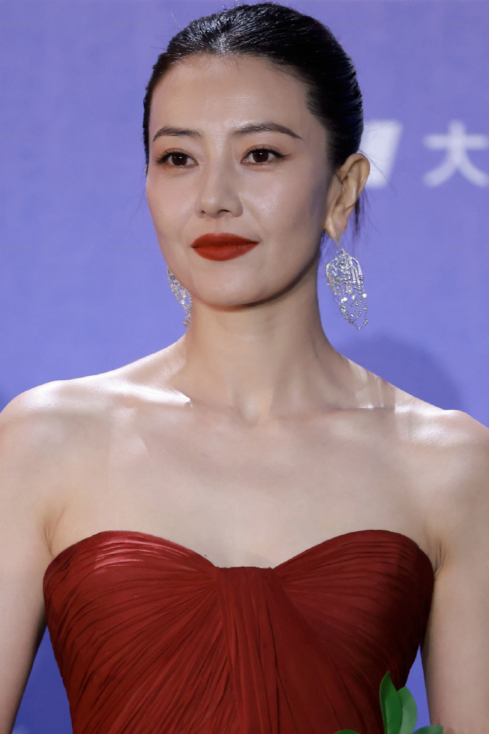 高圆圆张天爱北影节生图 酒红色抹胸缎面长裙118p
