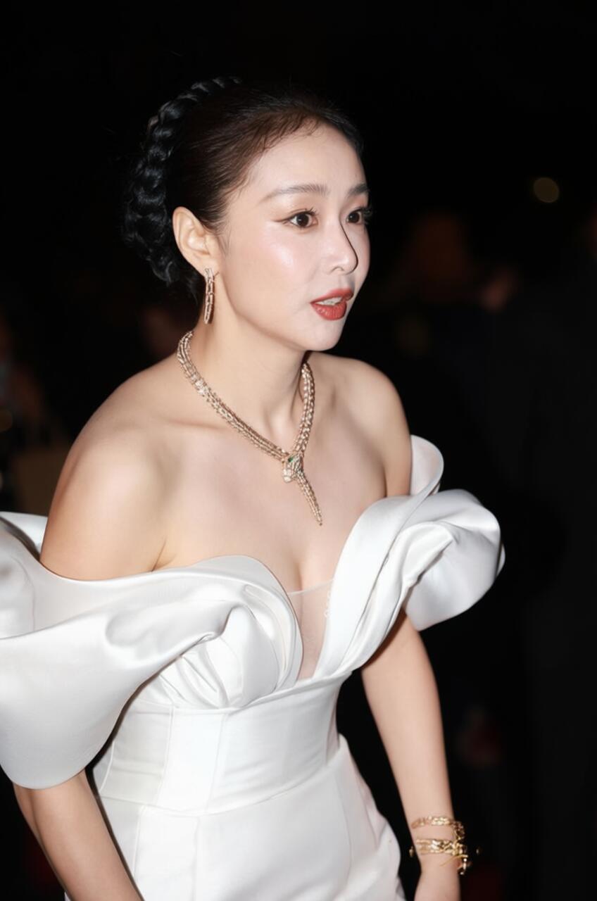 高叶上海宝格丽生图 纯白露背礼服64p18v