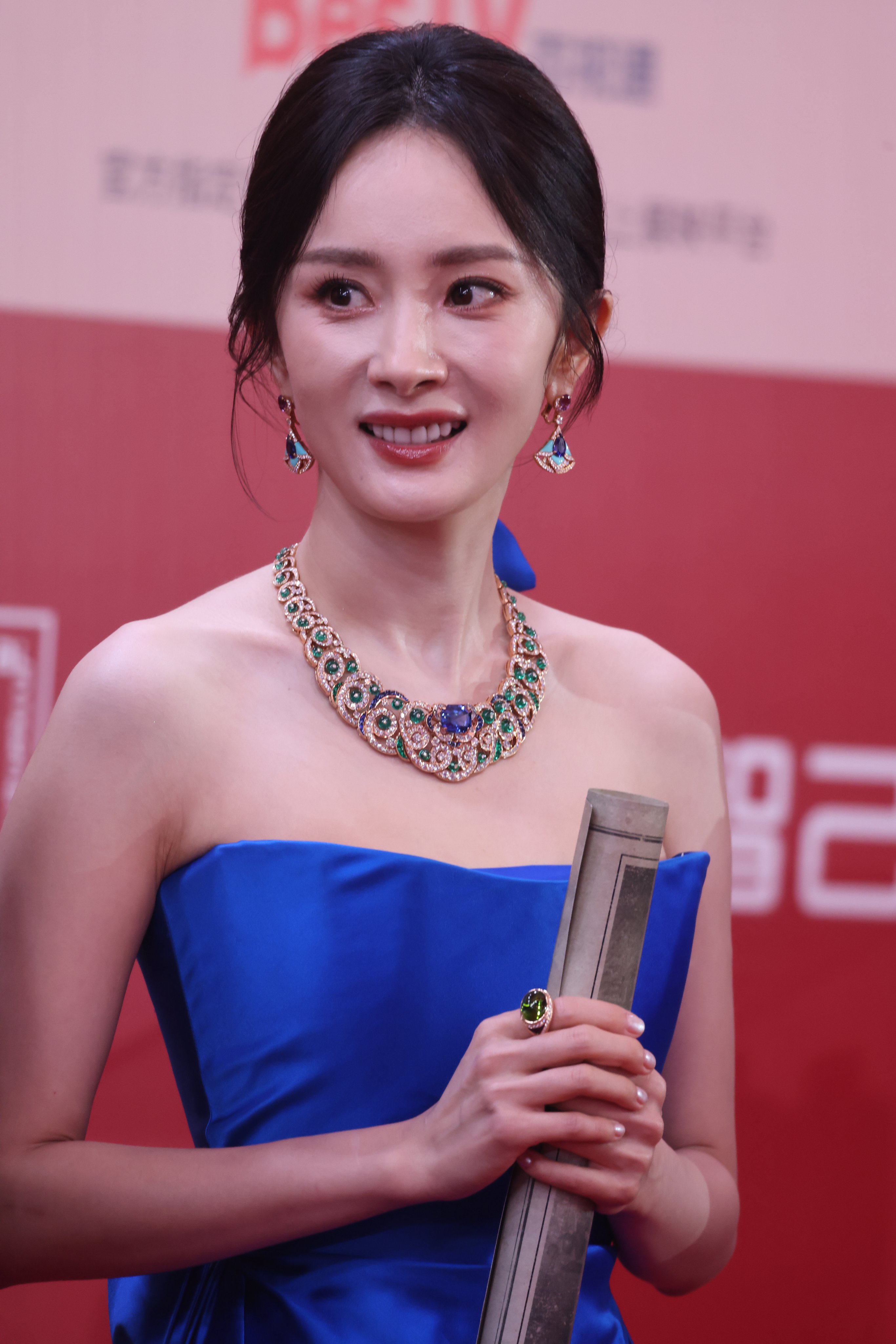 杨幂上海电影节红毯生图 露肩蓝裙大长腿102p