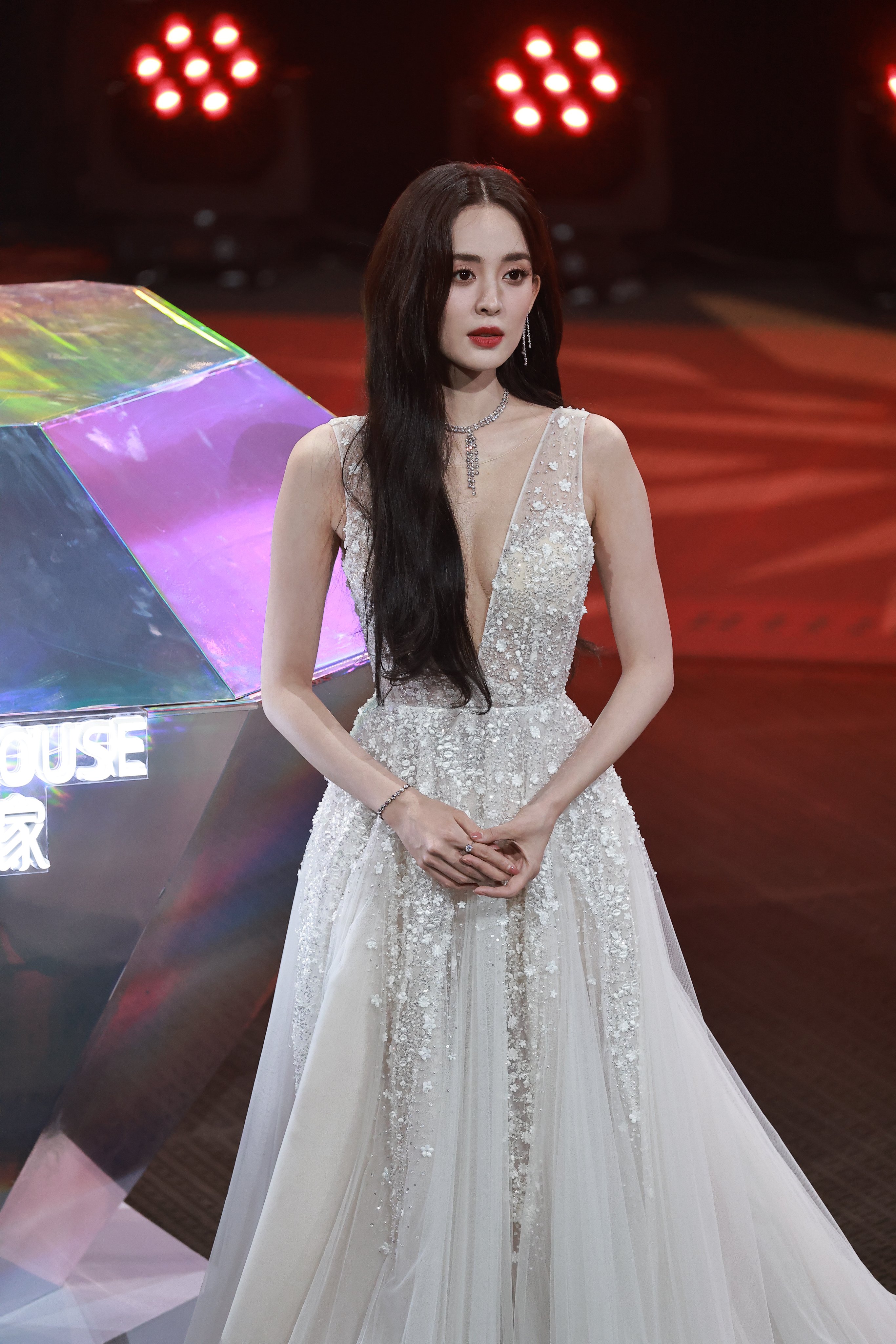 古力娜扎 钻石世家走秀生图 大尺度深V露胸裙197p