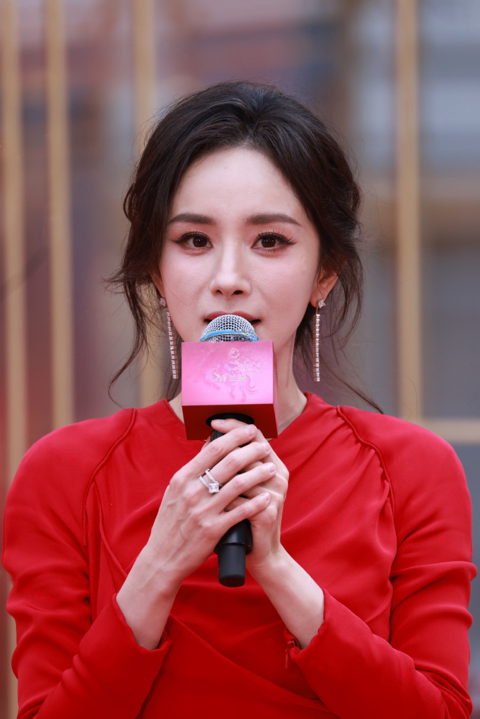 杨幂万象天地雅诗兰黛活动生图  正红色礼服285p