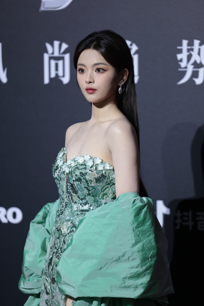杨超越费加罗风尚盛典生图 亮片抹胸裙115p