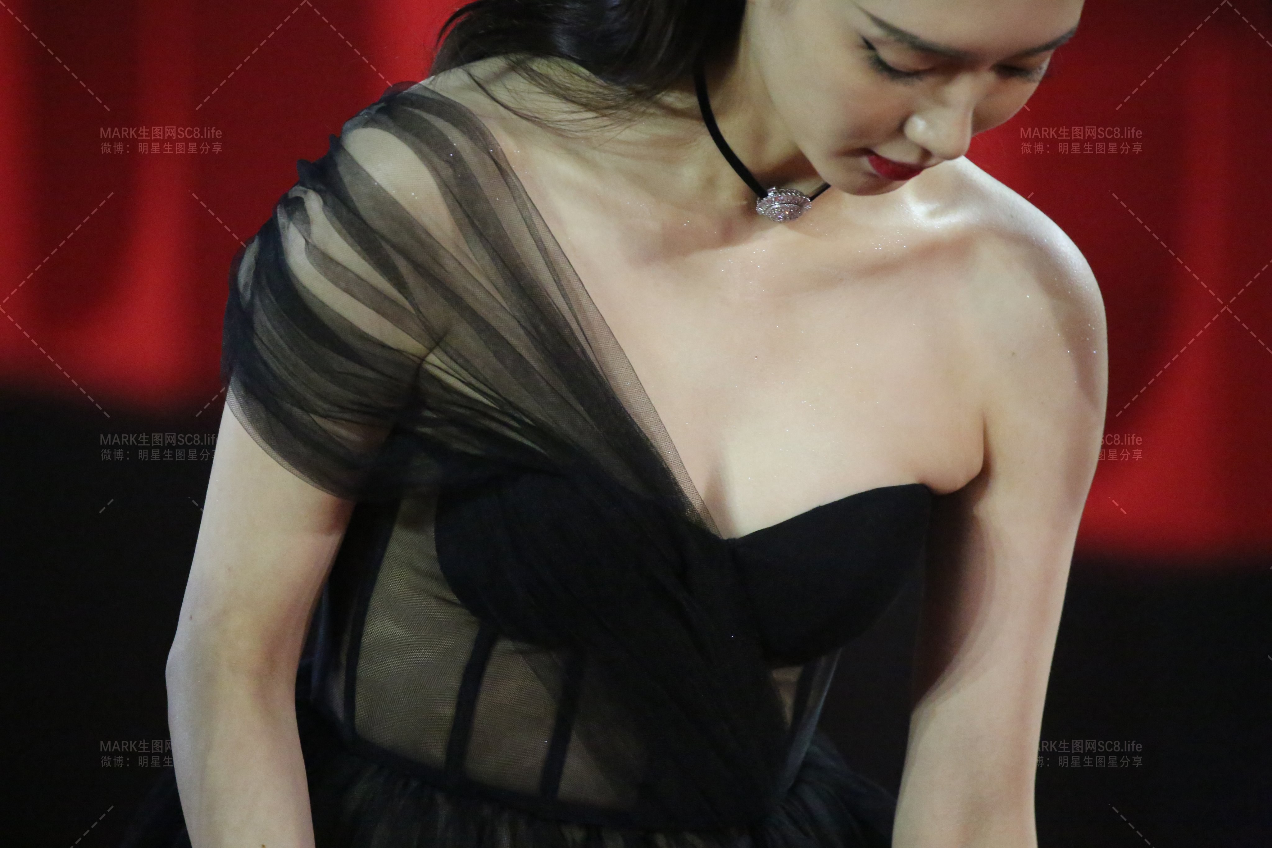 江疏影ELLE红毯红毯 抹胸高开叉裙215p