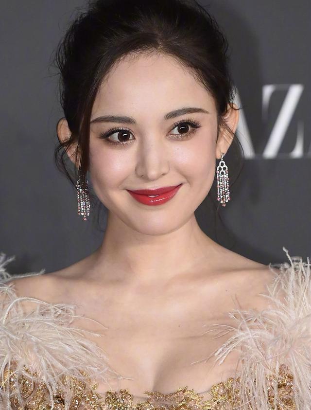 古力娜扎芭莎慈善生图 金丝羽毛裙华美大气190p